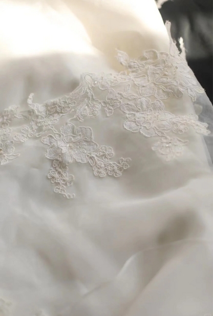 Elegantes und schlichtes weißes trägerloses Meerjungfrauen-Brautkleid aus Spitze und Tüll P2847