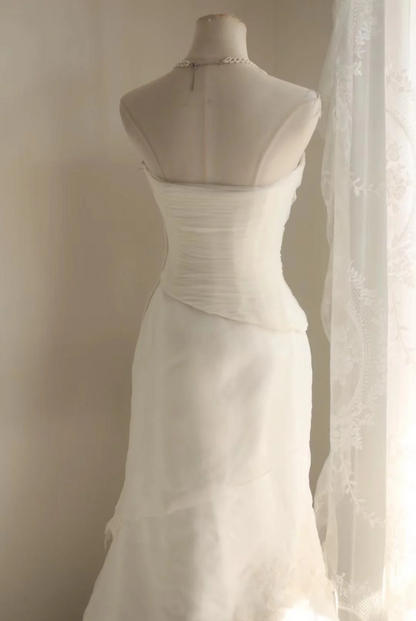 Elegantes und schlichtes weißes trägerloses Meerjungfrauen-Brautkleid aus Spitze und Tüll P2847