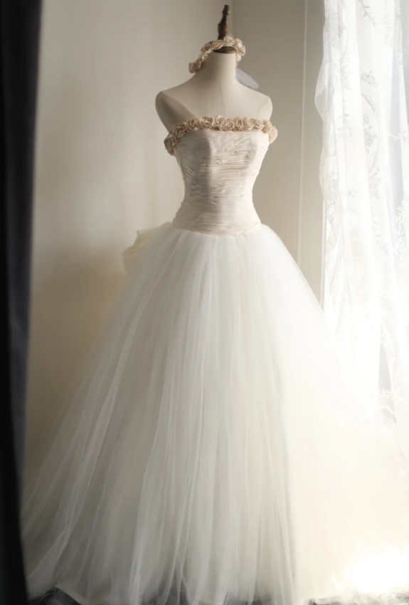 Elegant and simple tulle tube top with handmade flowers A-line puffy wedding dress P2850