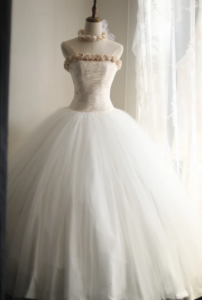 Elegantes und schlichtes Tüll-Tube-Top mit handgefertigten Blumen, A-Linien-Brautkleid P2850