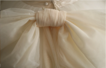 Elegantes und schlichtes Tüll-Tube-Top mit handgefertigten Blumen, A-Linien-Brautkleid P2850