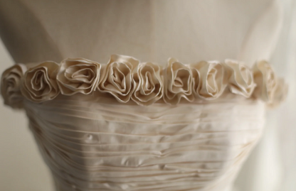 Elegantes und schlichtes Tüll-Tube-Top mit handgefertigten Blumen, A-Linien-Brautkleid P2850