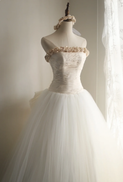 Elegantes und schlichtes Tüll-Tube-Top mit handgefertigten Blumen, A-Linien-Brautkleid P2850