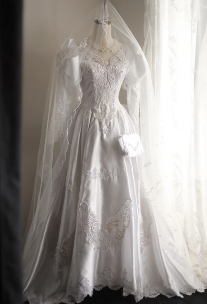 Französisches Hof Brautkleid aus Satin mit Keulenärmeln und Perlenstickerei P2852