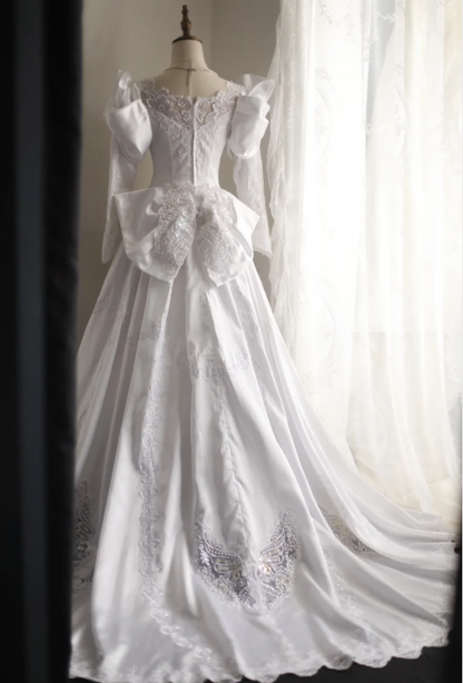 Französisches Hof Brautkleid aus Satin mit Keulenärmeln und Perlenstickerei P2852