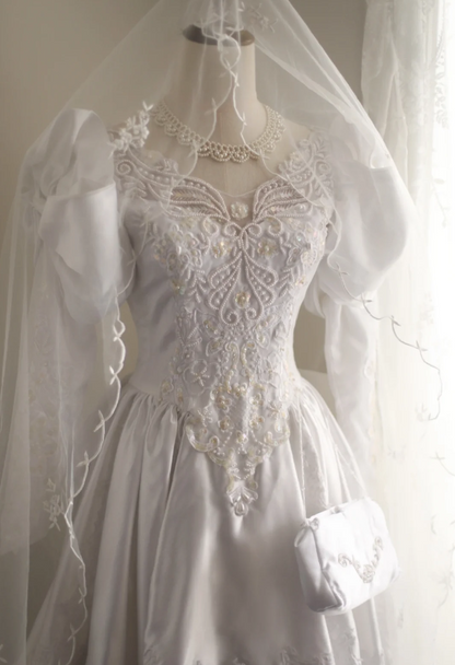 Französisches Hof Brautkleid aus Satin mit Keulenärmeln und Perlenstickerei P2852
