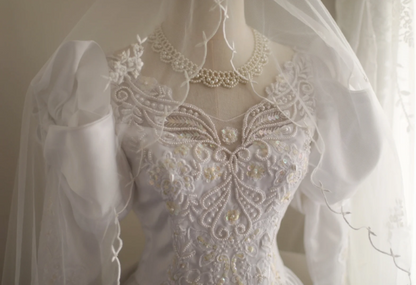 Französisches Hof Brautkleid aus Satin mit Keulenärmeln und Perlenstickerei P2852