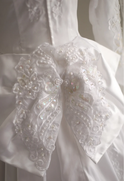 Französisches Hof Brautkleid aus Satin mit Keulenärmeln und Perlenstickerei P2852