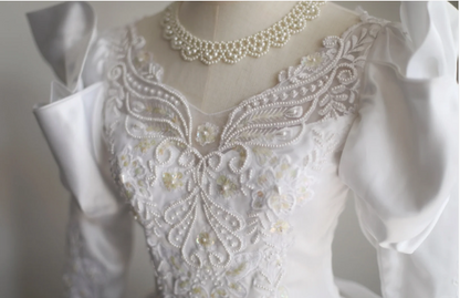 Französisches Hof Brautkleid aus Satin mit Keulenärmeln und Perlenstickerei P2852