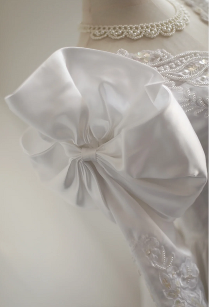 Französisches Hof Brautkleid aus Satin mit Keulenärmeln und Perlenstickerei P2852