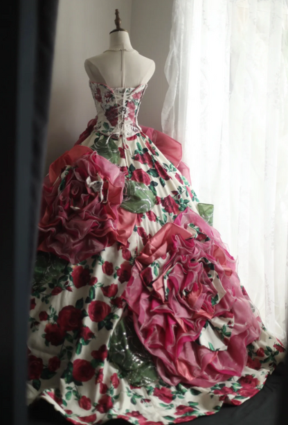 Verträumtes, schweres Satin-Kleid mit Rosenmuster, handgemachte Blumen, bauschiges Prinzessinnen-Hochzeitskleid P2853