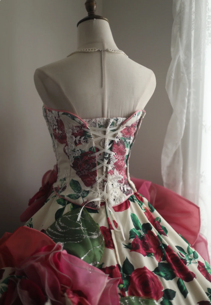 Verträumtes, schweres Satin-Kleid mit Rosenmuster, handgemachte Blumen, bauschiges Prinzessinnen-Hochzeitskleid P2853