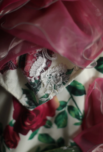 Verträumtes, schweres Satin-Kleid mit Rosenmuster, handgemachte Blumen, bauschiges Prinzessinnen-Hochzeitskleid P2853