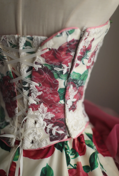 Verträumtes, schweres Satin-Kleid mit Rosenmuster, handgemachte Blumen, bauschiges Prinzessinnen-Hochzeitskleid P2853