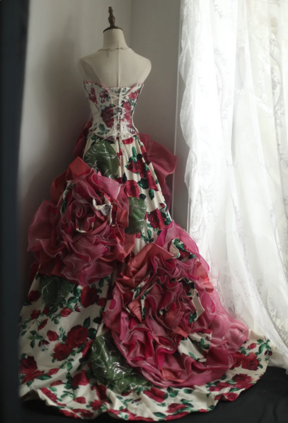 Verträumtes, schweres Satin-Kleid mit Rosenmuster, handgemachte Blumen, bauschiges Prinzessinnen-Hochzeitskleid P2853