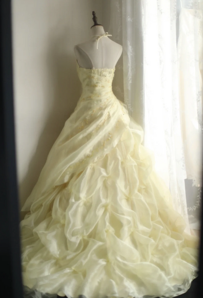 Zartes hellgelbes florales, perlenbesetztes Neckholder-Brautkleid P2855 mit mehreren Lagen und Falten