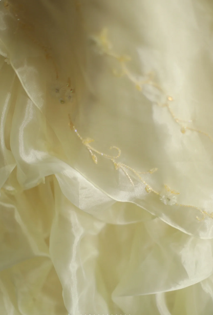 Zartes hellgelbes florales, perlenbesetztes Neckholder-Brautkleid P2855 mit mehreren Lagen und Falten