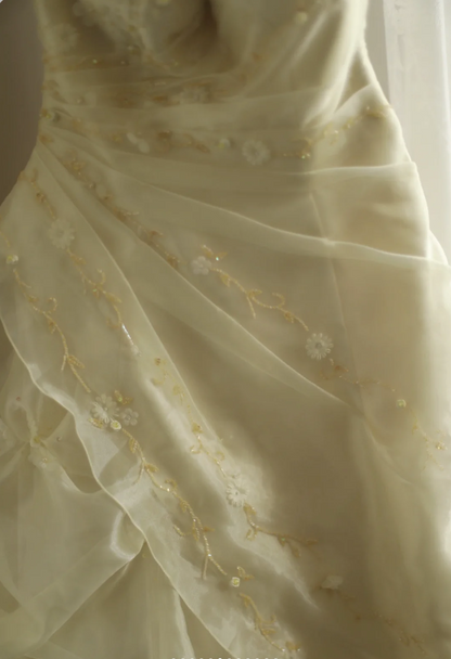 Zartes hellgelbes florales, perlenbesetztes Neckholder-Brautkleid P2855 mit mehreren Lagen und Falten
