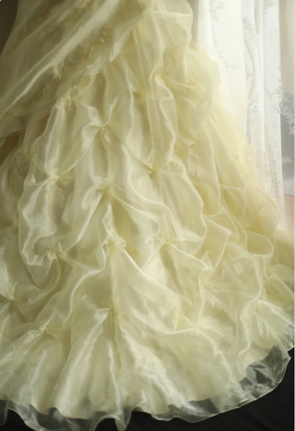 Zartes hellgelbes florales, perlenbesetztes Neckholder-Brautkleid P2855 mit mehreren Lagen und Falten