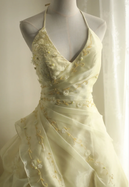 Zartes hellgelbes florales, perlenbesetztes Neckholder-Brautkleid P2855 mit mehreren Lagen und Falten