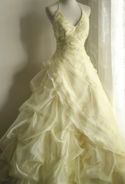 Zartes hellgelbes florales, perlenbesetztes Neckholder-Brautkleid P2855 mit mehreren Lagen und Falten
