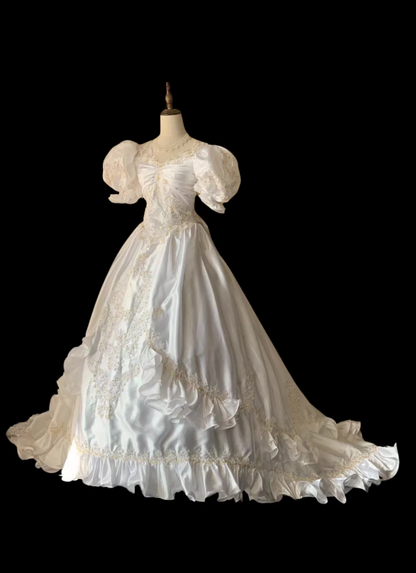 Hochzeitskleid mit Retro-Puffärmeln, Perlen und Schleppe P2862