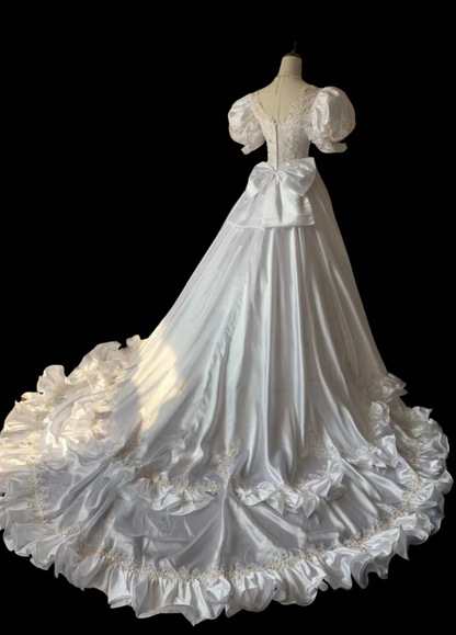 Hochzeitskleid mit Retro-Puffärmeln, Perlen und Schleppe P2862