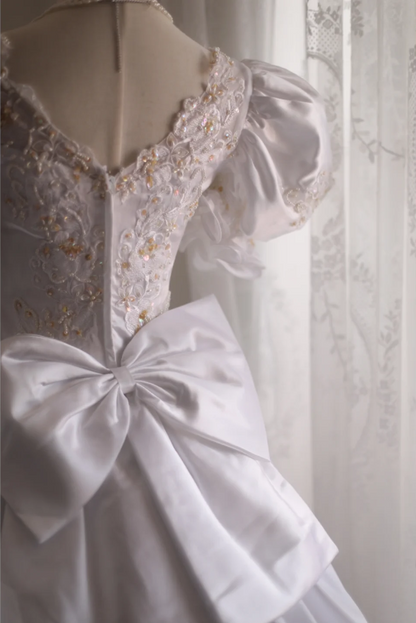 Hochzeitskleid mit Retro-Puffärmeln, Perlen und Schleppe P2862