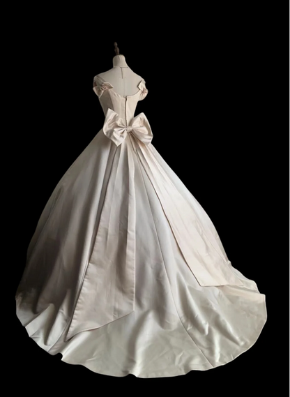 Elegantes und schlichtes A-Linien-Hochzeitskleid aus Satin mit Schleife P2864