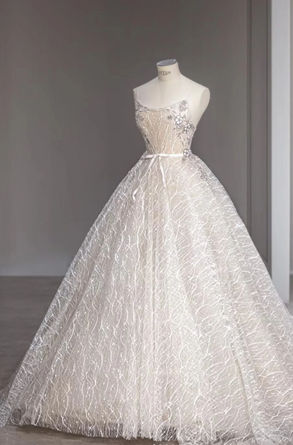 Elegantes und schlichtes, weißes bodenlanges Brautkleid aus Tüll mit Spaghettiträgern P2871