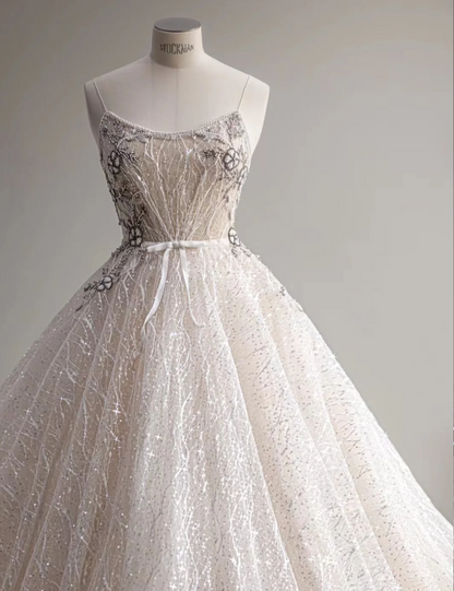 Elegantes und schlichtes, weißes bodenlanges Brautkleid aus Tüll mit Spaghettiträgern P2871