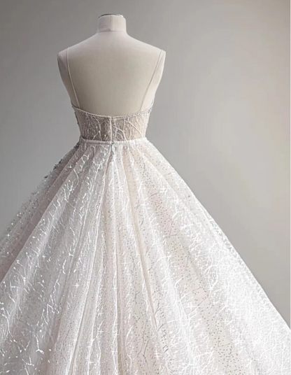 Elegantes und schlichtes, weißes bodenlanges Brautkleid aus Tüll mit Spaghettiträgern P2871