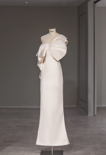 Elegantes und schlichtes einseitiges weißes Satin-Brautkleid mit Schleife am Rücken und Schlitz P2875