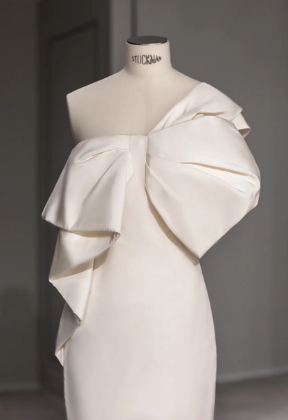 Elegantes und schlichtes einseitiges weißes Satin-Brautkleid mit Schleife am Rücken und Schlitz P2875