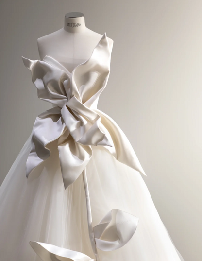 Elegantes Satin-Magnolien-Tüll-Spleiß-Märchen-bodenlanges Hochzeitskleid P2879