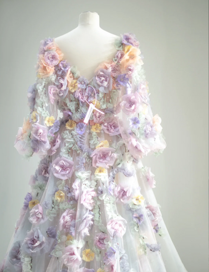 Verträumtes Tüll-Brautkleid mit langen Ärmeln, rosa und lila Blumen und A-Linie P2880