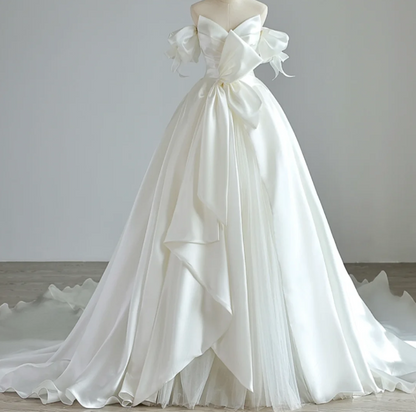 Elegantes weißes schulterfreies Satin-Hochzeitskleid mit Schleppe P2885