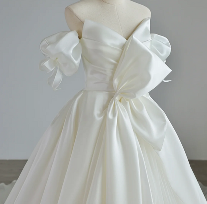 Elegantes weißes schulterfreies Satin-Hochzeitskleid mit Schleppe P2885