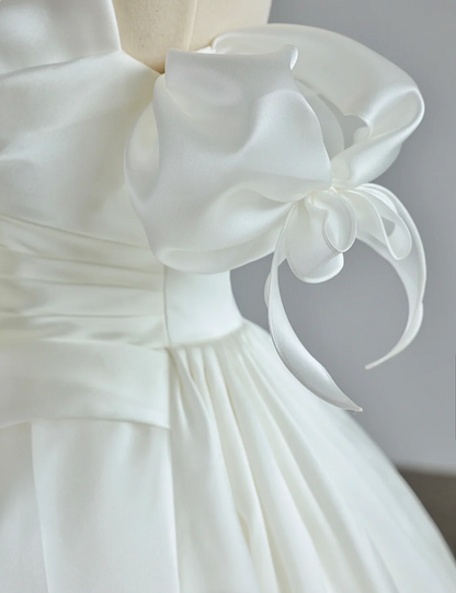 Elegantes weißes schulterfreies Satin-Hochzeitskleid mit Schleppe P2885