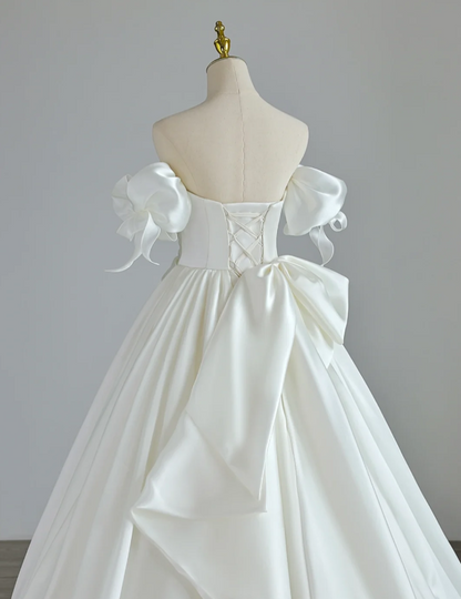 Elegantes weißes schulterfreies Satin-Hochzeitskleid mit Schleppe P2885