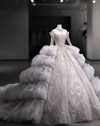 Wunderschönes violettes Kristallperlen-Prinzessinnen-Brautkleid P2890 mit flauschigem Bodenlang-Design