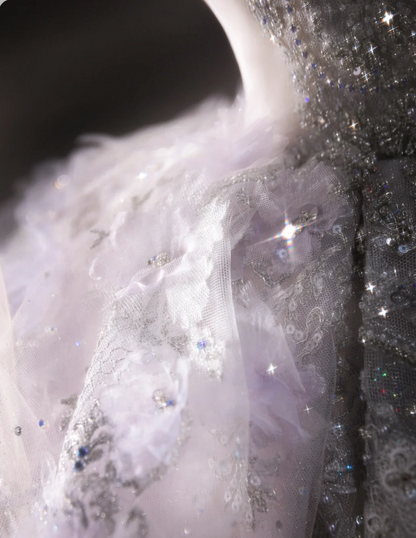Wunderschönes violettes Kristallperlen-Prinzessinnen-Brautkleid P2890 mit flauschigem Bodenlang-Design