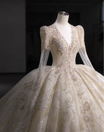 Wunderschönes, goldenes Brautkleid mit V-Ausschnitt, gepolsterten Schultern, langen Ärmeln, Spitzen-Totem, aufgenähten Kristallperlen und flauschigem, bodenlangem Design P2892