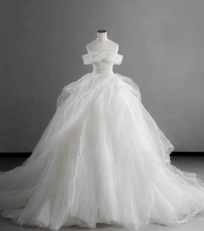 Fließendes helles Satin-Brautkleid P2895, einseitig schulterfrei, schlicht und elegant, bodenlang