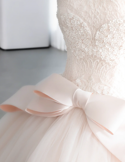 Niedliches Barbie-Brautkleid P2896 in Hellrosa mit Spitzenapplikationen, Tüll und Schleife an der Taille, A-Linie