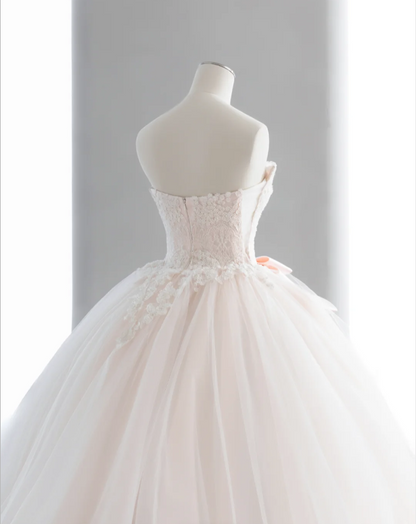 Niedliches Barbie-Brautkleid P2896 in Hellrosa mit Spitzenapplikationen, Tüll und Schleife an der Taille, A-Linie