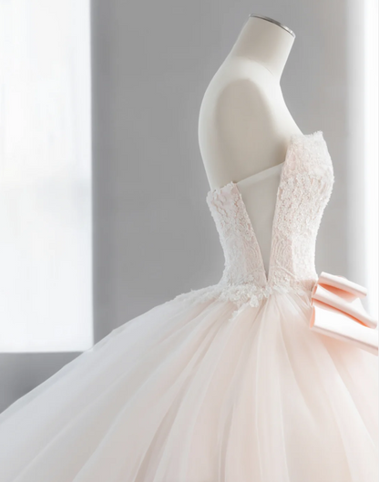Niedliches Barbie-Brautkleid P2896 in Hellrosa mit Spitzenapplikationen, Tüll und Schleife an der Taille, A-Linie