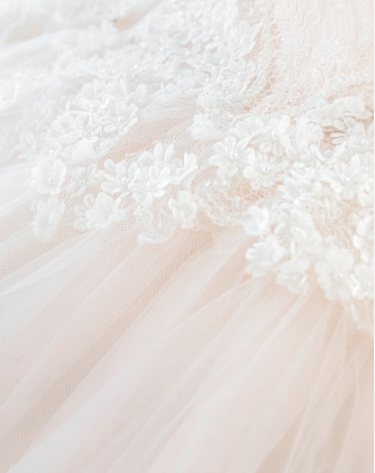 Niedliches Barbie-Brautkleid P2896 in Hellrosa mit Spitzenapplikationen, Tüll und Schleife an der Taille, A-Linie