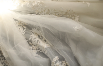 Prinzessin One-Shoulder unregelmäßig plissiertes Spitzen-Saum Brautkleid mit handgemachten Blumenapplikationen und Perlen, bodenlang P2801