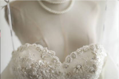 Prinzessin One-Shoulder unregelmäßig plissiertes Spitzen-Saum Brautkleid mit handgemachten Blumenapplikationen und Perlen, bodenlang P2801
